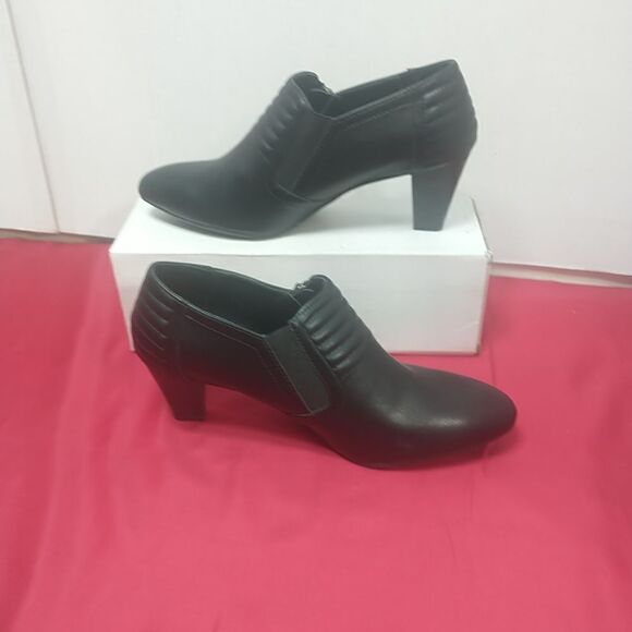 Rialto Stockholm Womans * 8.5M Black Leather Pleated Zip 2.5"Heel Bootie . - Picture 2 of 9